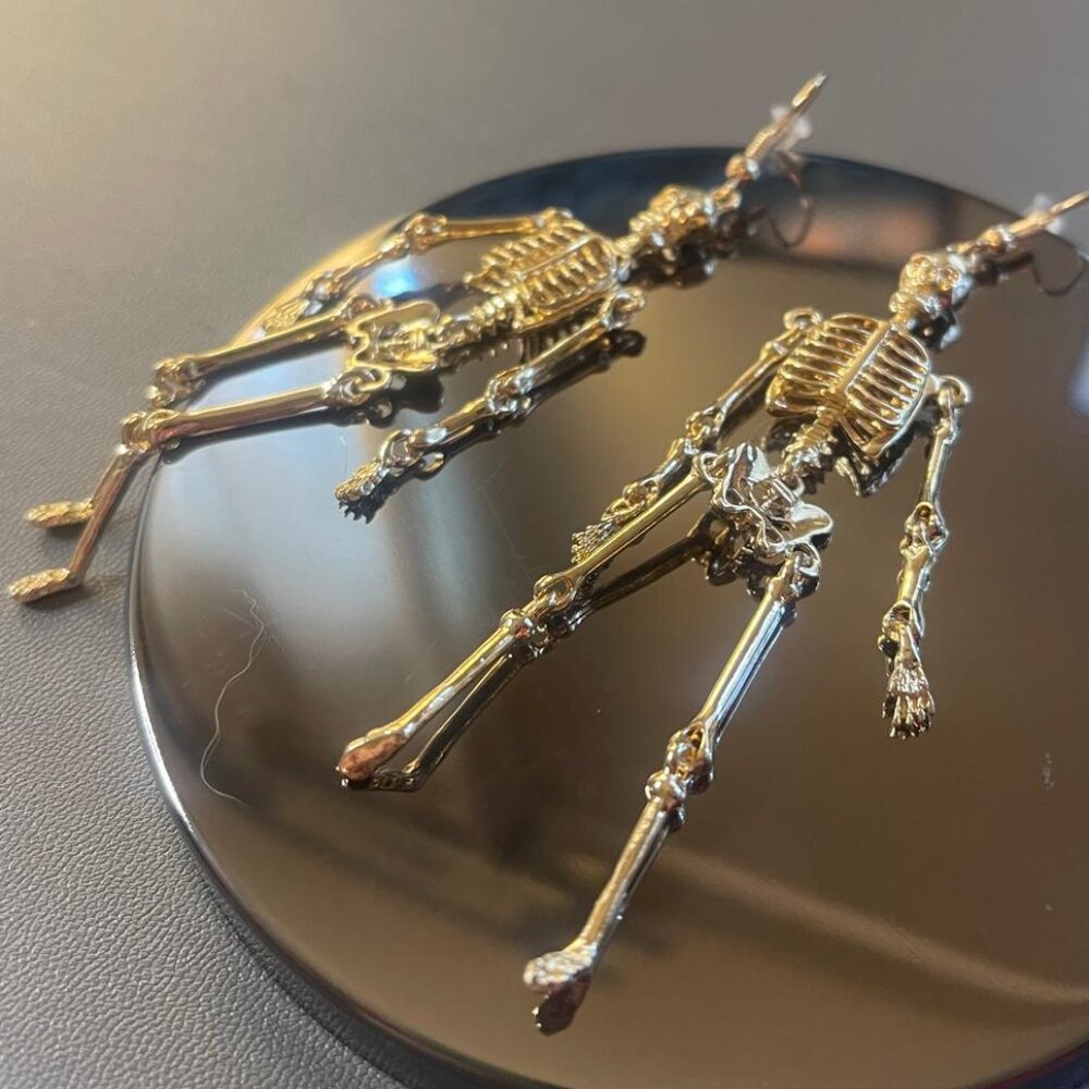 CALACAMANIA Dangling Skull - Skeleton Earrings